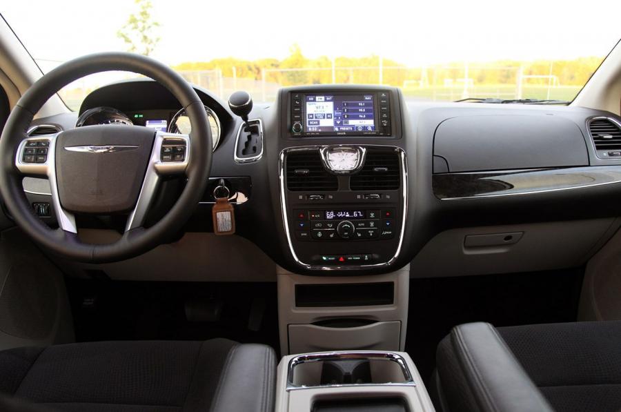  Chrysler Town & Country Touring 2011 года  (фото 27 из 43)